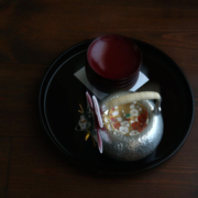 錫銚子・本金地紅白梅紋・ゆり工房・伏原博之