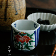 色絵染付六角酒呑・正木春蔵