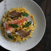 白磁陽刻牡丹文7.5寸皿・阿部春弥