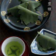 漆器：黒目はじき足付宗寛盆・双葉葵文箔絵・守田漆器・山本哲