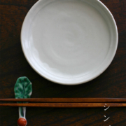 白磁渕折5寸皿・藤塚光男