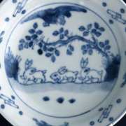 染付天啓三兎文皿・植山昌昭