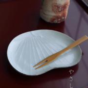 白磁：白磁口紅団扇皿・水野克俊