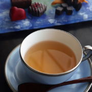 パート・ド・ヴェール三足長板皿・大泉恵