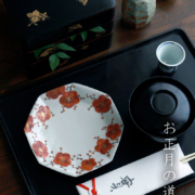 九谷焼：色絵染付梅花図八角皿・正木春蔵