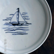 染付ヨット文5寸皿・阪東晃司