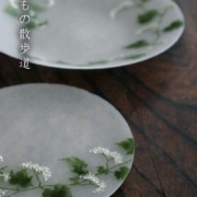 ガラス：絵付け薄皿・13.5cm・蔓花[野葡萄]・d.Tam