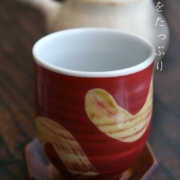 九谷焼：赤地黄彩文湯呑・小・須田菁華