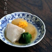 染付：輪花牡丹文中皿・植山昌昭