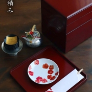 漆器・輪島塗：皆朱段違四段七五重・奥田志郎